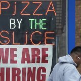 Les créations d'emplois du secteur privé aux Etats-Unis ont de nouveau surpris en juillet avec 324'000 nouveaux emplois, deux fois plus qu'attendu, montrant que le marché de l'emploi reste solide.